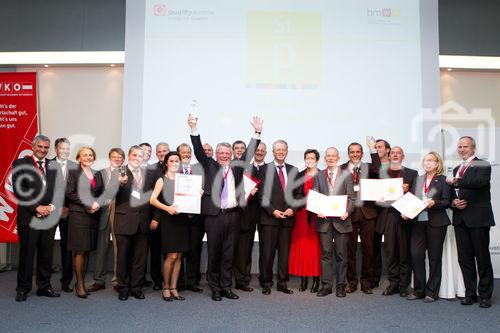 (c) fotodienst / Anna Rauchenberger - Wien, am 07.10.2010 - Heute wurde der Staatspreis Unternehmensqualitaet 2010 vom Wirtschaftsministerium in Kooperation mit der Quality Austria Trainings-, Zertifizierungs- und Begutachtungs GmbH im Julius Raab Saal der Wirtschaftskammer in Wien verliehen. FOTO: Wirtschaftsminister Reinhold Mitterlehner (Mitte) und Konrad Scheiber, GF Quality Austria (li) mit allen Gewinnern und Nominierten.