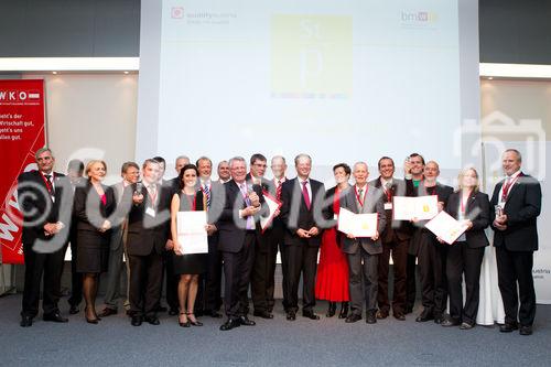 (c) fotodienst / Anna Rauchenberger - Wien, am 07.10.2010 - Heute wurde der Staatspreis Unternehmensqualitaet 2010 vom Wirtschaftsministerium in Kooperation mit der Quality Austria Trainings-, Zertifizierungs- und Begutachtungs GmbH im Julius Raab Saal der Wirtschaftskammer in Wien verliehen. FOTO: Wirtschaftsminister Reinhold Mitterlehner (Mitte) und Konrad Scheiber, GF Quality Austria (li) mit allen Gewinnern und Nominierten.