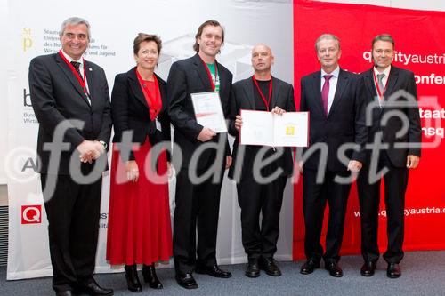 (c) fotodienst / Anna Rauchenberger - Wien, am 07.10.2010 - Heute wurde der Staatspreis Unternehmensqualitaet 2010 vom Wirtschaftsministerium in Kooperation mit der Quality Austria Trainings-, Zertifizierungs- und Begutachtungs GmbH im Julius Raab Saal der Wirtschaftskammer in Wien verliehen. FOTO: In der Kategorie Großunternehmen wurde ein Jurypreis fuer eine aussergewoehnliche Unternehmenskultur an  OMICRON electronics GmbH durch Wirtschaftsminister Reinhold Mitterlehner (2.v.re)  und Konrad Scheiber, GF Quality Austria, verliehen.