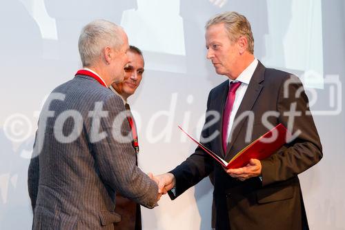 (c) fotodienst / Anna Rauchenberger - Wien, am 07.10.2010 - Heute wurde der Staatspreis Unternehmensqualitaet 2010 vom Wirtschaftsministerium in Kooperation mit der Quality Austria Trainings-, Zertifizierungs- und Begutachtungs GmbH im Julius Raab Saal der Wirtschaftskammer in Wien verliehen. FOTO: Übereichung des Jurypreis für Ausgewogenheit und Dynamik der Führung beim WIFI Kärnten GmbH durch Wirtschaftsminister Reinhold Mitterlehner (re)