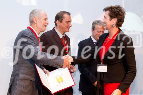 (c) fotodienst / Anna Rauchenberger - Wien, am 07.10.2010 - Heute wurde der Staatspreis Unternehmensqualitaet 2010 vom Wirtschaftsministerium in Kooperation mit der Quality Austria Trainings-, Zertifizierungs- und Begutachtungs GmbH im Julius Raab Saal der Wirtschaftskammer in Wien verliehen. FOTO: Gratulationen zum Jurypreis für Ausgewogenheit und Dynamik der Führung beim WIFI Kärnten GmbH