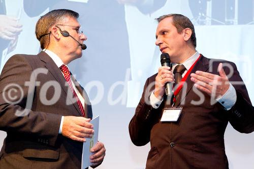 (c) fotodienst / Anna Rauchenberger - Wien, am 07.10.2010 - Heute wurde der Staatspreis Unternehmensqualitaet 2010 vom Wirtschaftsministerium in Kooperation mit der Quality Austria Trainings-, Zertifizierungs- und Begutachtungs GmbH im Julius Raab Saal der Wirtschaftskammer in Wien verliehen. FOTO: Josef Broukal (li), mit dem Gewinner des Jurypreises für Ausgewogenheit und Dynamik der Führung, WIFI Kärnten GmbH