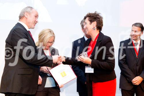 (c) fotodienst / Anna Rauchenberger - Wien, am 07.10.2010 - Heute wurde der Staatspreis Unternehmensqualitaet 2010 vom Wirtschaftsministerium in Kooperation mit der Quality Austria Trainings-, Zertifizierungs- und Begutachtungs GmbH im Julius Raab Saal der Wirtschaftskammer in Wien verliehen. FOTO:  Gratulationen zum Jurypreis fuer besondere Leistungen für Vertreter des Allgemeinen Krankenhauses der Stadt Linz