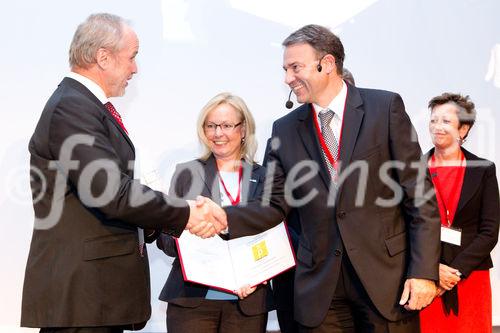 (c) fotodienst / Anna Rauchenberger - Wien, am 07.10.2010 - Heute wurde der Staatspreis Unternehmensqualitaet 2010 vom Wirtschaftsministerium in Kooperation mit der Quality Austria Trainings-, Zertifizierungs- und Begutachtungs GmbH im Julius Raab Saal der Wirtschaftskammer in Wien verliehen. FOTO:  Gratulationen zum Jurypreis fuer besondere Leistungen für Vertreter des Allgemeinen Krankenhauses der Stadt Linz