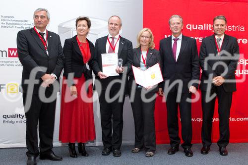 (c) fotodienst / Anna Rauchenberger - Wien, am 07.10.2010 - Heute wurde der Staatspreis Unternehmensqualitaet 2010 vom Wirtschaftsministerium in Kooperation mit der Quality Austria Trainings-, Zertifizierungs- und Begutachtungs GmbH im Julius Raab Saal der Wirtschaftskammer in Wien verliehen. FOTO: Wirtschaftsminister Reinhold Mitterlehner (2.v.r.) und Konrad Scheiber, GF Quality Austria (li) mit den Gewinnern des Jurypreises fuer besondere Leistungen: Das Allgemeine Krankenhaus der Stadt Linz