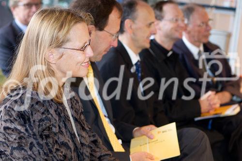 (c) fotodienst / Anna Rauchenberger - Wien, am 30.09.2010 - Heute wurde der 'Lehartrakt', das neue Hightech Forschungs- und Lehrgebäude der Technischen Universität (TU) Wien am Getreidemarkt nach knapp dreijähriger Bauzeit eröffnet. Rund 100 WissenschafterInnen und 700 Studierenden der Technischen Chemie stehen ab sofort modernste Labors und Büros zur Verfügung. FOTO v.l.: Beatrix Karl, BM für Wissenschaft und Forschung, Wolfgang Gleissner, Geschäftsführer der BIG Bundes Immobilien Gesellschaft, Dekan Johannes Fröhlich