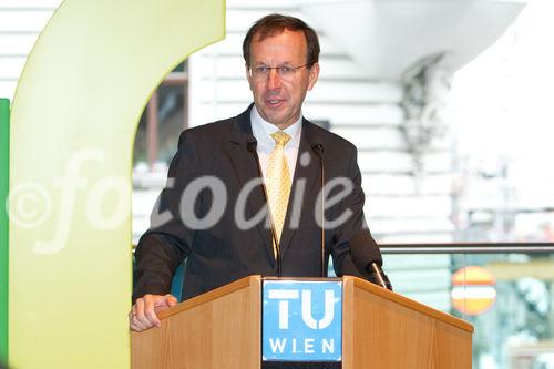 (c) fotodienst / Anna Rauchenberger - Wien, am 30.09.2010 - Heute wurde der 'Lehartrakt', das neue Hightech Forschungs- und Lehrgebäude der Technischen Universität (TU) Wien am Getreidemarkt nach knapp dreijähriger Bauzeit eröffnet. Rund 100 WissenschafterInnen und 700 Studierenden der Technischen Chemie stehen ab sofort modernste Labors und Büros zur Verfügung. FOTO: Wolfgang Gleissner, BIG Geschäftsführer.