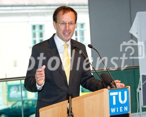 (c) fotodienst / Anna Rauchenberger - Wien, am 30.09.2010 - Heute wurde der 'Lehartrakt', das neue Hightech Forschungs- und Lehrgebäude der Technischen Universität (TU) Wien am Getreidemarkt nach knapp dreijähriger Bauzeit eröffnet. Rund 100 WissenschafterInnen und 700 Studierenden der Technischen Chemie stehen ab sofort modernste Labors und Büros zur Verfügung. FOTO: Wolfgang Gleissner, BIG Geschäftsführer.