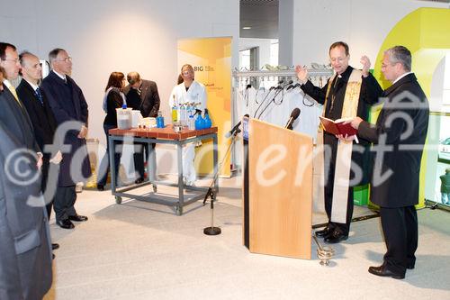 (c) fotodienst / Anna Rauchenberger - Wien, am 30.09.2010 - Heute wurde der 'Lehartrakt', das neue Hightech Forschungs- und Lehrgebäude der Technischen Universität (TU) Wien am Getreidemarkt nach knapp dreijähriger Bauzeit eröffnet. Rund 100 WissenschafterInnen und 700 Studierenden der Technischen Chemie stehen ab sofort modernste Labors und Büros zur Verfügung. FOTO: Wr. Weihbischof Stephan Turnovszky bei der Segnung