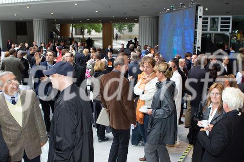 (c) fotodienst / Anna Rauchenberger - Wien, am 30.09.2010 - Heute wurde der 'Lehartrakt', das neue Hightech Forschungs- und Lehrgebäude der Technischen Universität (TU) Wien am Getreidemarkt nach knapp dreijähriger Bauzeit eröffnet. Rund 100 WissenschafterInnen und 700 Studierenden der Technischen Chemie stehen ab sofort modernste Labors und Büros zur Verfügung.