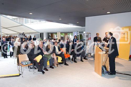 (c) fotodienst / Anna Rauchenberger - Wien, am 30.09.2010 - Heute wurde der 'Lehartrakt', das neue Hightech Forschungs- und Lehrgebäude der Technischen Universität (TU) Wien am Getreidemarkt nach knapp dreijähriger Bauzeit eröffnet. Rund 100 WissenschafterInnen und 700 Studierenden der Technischen Chemie stehen ab sofort modernste Labors und Büros zur Verfügung. FOTO: Dekan Johannes Fröhlich, TU Wien