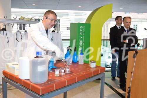 (c) fotodienst / Anna Rauchenberger - Wien, am 30.09.2010 - Heute wurde der 'Lehartrakt', das neue Hightech Forschungs- und Lehrgebäude der Technischen Universität (TU) Wien am Getreidemarkt nach knapp dreijähriger Bauzeit eröffnet. Rund 100 WissenschafterInnen und 700 Studierenden der Technischen Chemie stehen ab sofort modernste Labors und Büros zur Verfügung. FOTO: Dr. Peter Weinberger, Institut für Angewandte Synthesechemie zeigt chemische Experimente