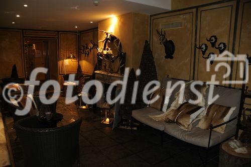 Der Indoor-Pool im Spa des Hotel Bella Tola ist gediegen und gemütlich eingerichtet. Die Wellnessbehandlungen werden mit Alpenkräutern und ätherischen Ölen verabreicht. 