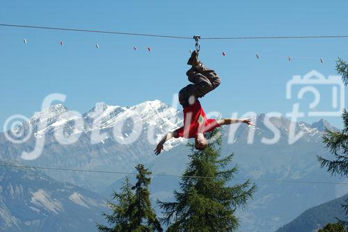 Abenteuer-Parcours im Walliser Wald bei Vercorin mit Hängebrücken und über 100 Meter langen Seilwinden für den Adrenalin-Kick bei der gut gesicherten Fahrt durch die Berglandschaft. Fun for kids and adrenalin-kicks for adults in the forest-adventure-park 