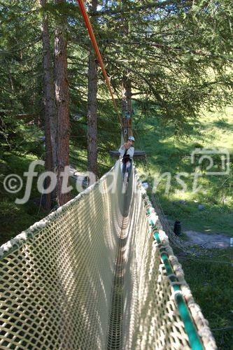 Abenteuer-Parcours im Walliser Wald bei Vercorin mit Hängebrücken und Seilwinden über 100 Meter. Adventure-Park for kids and adults in the forest near Vercorin in the Valley of 