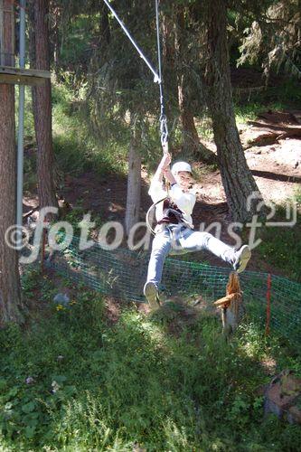 Abenteuer-Parcours im Walliser Wald bei Vercorin mit Hängebrücken und Seilwinden über 100 Meter. Adventure-Park for kids and adults in the forest near Vercorin in the Valley of 