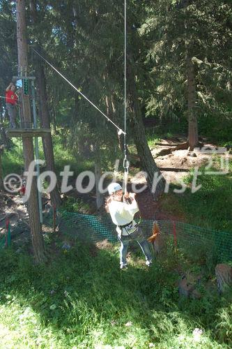 Abenteuer-Parcours im Walliser Wald bei Vercorin mit Hängebrücken und Seilwinden über 100 Meter. Adventure-Park for kids and adults in the forest near Vercorin in the Valley of 