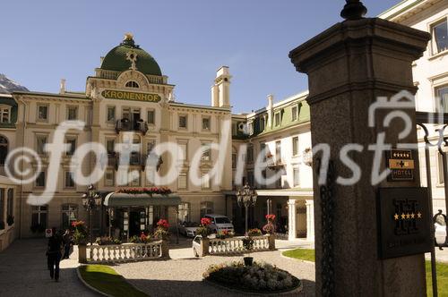 Das Eingangsportal des Grand Hotel Kronenhof in Pontresina, das zu den architektonisch schönsten Hotel der Alpen zählt - und seit 2009 auch über einen 2000 Quadratmeter grossen SPA verfügt. Der Kronenhof ist Mitglied der Leading Hotels of the World und der Swiss Deluxe Hotels. 