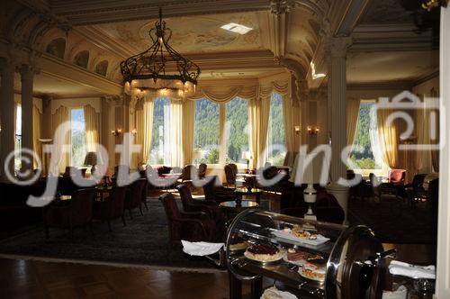 Die Lobby des Grand Hotel Kronenhof in Pontresina, das zu den architektonisch schönsten Hotel der Alpen zählt - und seit 2009 auch über einen 2000 Quadratmeter grossen SPA verfügt. Die Wandmalereien wurden um die Jahrhundertwende angefertigt und sind denkmalgeschützt. 
Der Kronenhof ist Mitglied der Leading Hotels of the World und der Swiss Deluxe Hotels. 