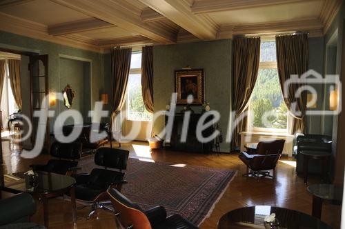 Die Salon Bleu des Grand Hotel Kronenhof in Pontresina, das zu den architektonisch schönsten Hotel der Alpen zählt und seit 2009 auch über einen 2000 Quadratmeter grossen SPA verfügt. Die Wandmalerein wurden um die Jahrhundertwende angefertigt und sind denkmalgeschützt. 
Der Kronenhof ist Mitglied der Leading Hotels of the World und der Swiss Deluxe Hotels. 