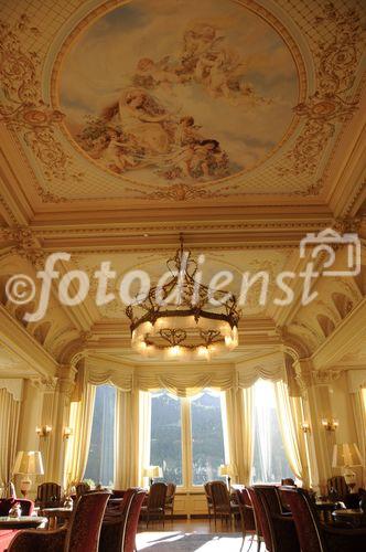 Das Eingangsportal des Grand Hotel Kronenhof in Pontresina, das zu den architektonisch schönsten Hotel der Alpen zählt und seit 2009 auch über einen 2000 Quadratmeter grossen SPA verfügt. Die Wandmalerein wurden um die Jahrhundertwende angefertigt und sind denkmalgeschützt. 
Der Kronenhof ist Mitglied der Leading Hotels of the World und der Swiss Deluxe Hotels. 