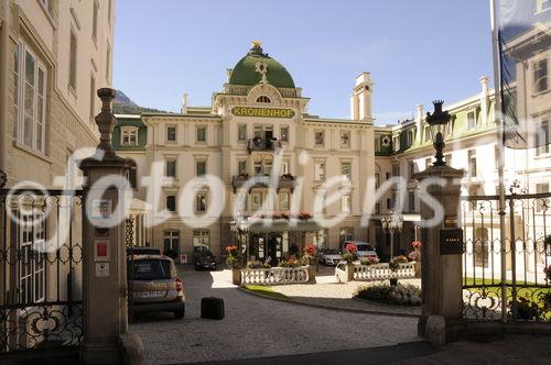 Das Eingangsportal des Grand Hotel Kronenhof in Pontresina, das zu den architektonisch schönsten Hotel der Alpen zählt - und seit 2009 auch über einen 2000 Quadratmeter grossen SPA verfügt. Es liegt mitten in der atemberaubend schönen Alpenwelt des Engadins und zählt zu den Leading Hotels of the world. 