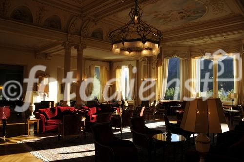 Die Lobby des Grand Hotel Kronenhof in Pontresina, das zu den architektonisch schönsten Hotel der Alpen zählt und seit 2009 auch über einen 2000 Quadratmeter grossen SPA verfügt. Die Wandmalereien wurden um die Jahrhundertwende angefertigt und sind denkmalgeschützt. 
Der Kronenhof ist Mitglied der Leading Hotels of the World und der Swiss Deluxe Hotels. 