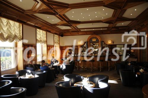 Die gemütliche Bar des Grand Hotel Kronenhof in Pontresina mit fantastischem Alpenblick. Das Engadiner Luxushotel zählt zu den architektonisch schönsten Grand Hotels der Alpen und hat 2009 auch einen 2000 Quadratmeter grossen SPA für das Wohlergehen der Gäste zu bieten.
Der Kronenhof ist Mitglied der Leading Hotels of the World und der Swiss Deluxe Hotels. 