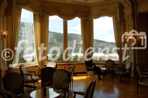 Das majestätische Alpenpanorama ist vom Foyer des Grand Hotel Kronenhof in Pontresina gut ersichtlich.