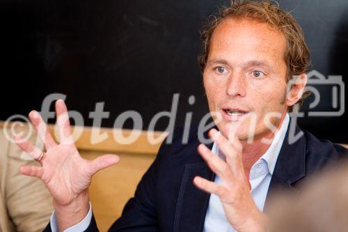 (C)fotodienst/Anna Rauchenberger Wien, 27.09.2010 -  Wissen. Service. Impulse. Der Dialog Marketing Verband Österreich (DMVÖ) präsentiert sich mit neuer Markenstrategie und Service-Offensive im Herbst.Mit mehr als 570 Mitgliedern ist der DMVÖ einer der wichtigsten Kommunikationsverbände des Landes. Als unabhängiger Interessensvertreter versammelt der DMVÖ Mitglieder aus den Bereichen Auftraggeber, Dienstleister und Agenturen. Für seine Mitglieder ist der DMVÖ Sprachrohr und Wissensplattform gleichzeitig. FOTO: Florian Zelmanovics-Perl, DMVÖ Vorstand, GF DRAFTFCB Partners