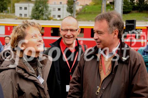 Bundesrätin und Justizministerin Eveline Widmer-Schlumpf imit dem Vorsitzenden der Geschäftsleitung der Rhätischen Bahn und dem Bündner Regierungsratspräsident Claudio Lardi an der 100 Jahr Feier der Bernina Bahn in St. Moritz. Swiss Chancellor and Minister of Justice Eveline Widmer-Schlumpf with the CEO of the Rhätische Bahn and the president of the Canton Graubünden government Claudio Lardi at the 100 year celebration of the Rhätische Bahn in St. Moritz