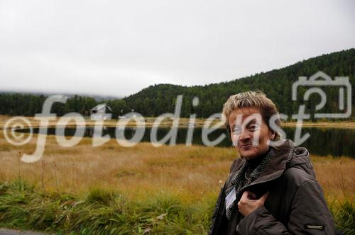 Bundesrätin und Justizministerin Eveline Widmer-Schlumpf beim Spaziergang im Stazerwald bei St. Moritz. Swiss Chancellor and Minister of Justice Eveline Widmer-Schlumpf walking in the Stazer-Forest near St. Moritz