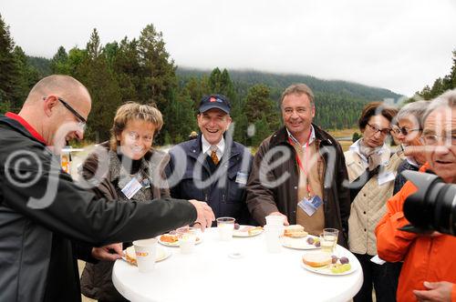 100 Jahr Feier Bernina Bahn: Wanderung mit der Schweizer Justizministerin und dem Bündner Regierungsratspräsident druch den Stazerwald. 100 years Bernina train celebration and hiking with the Swiss chancellor and Minister of Justice through the Stazerwald 