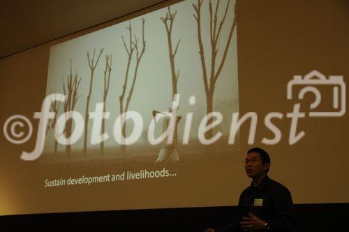 Präsentation von Dr. Lian Pin Koh vom Institut irdischer Ökosysteme, der  den SFIAR Award am Tropentag 2010 gewinnt für seine Arbeit über nachhaltige Produktion von Plamöl in Indonesien. 