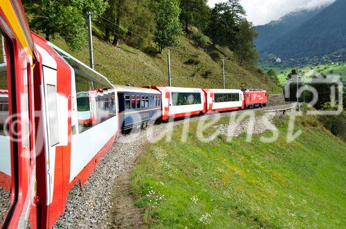 Die Ost-West-Alpentransversale mit dem Glacier Express von Zermatt bis St. Moritz zeigt die Schweizer Alpen im idyllischsten Postkartenformat. Die Reise zwischen dem Engadiner Hochtal, dem Landwassertal und der Walliser Gletscherwelt beeindruckt mit unzähligen landschaftlichen Höhepunkten. Die kühne Streckenführung verläuft über 291 Brücken und durch 91 Tunnels und ist bis heute eine bahntechnische Meisterleistung. 