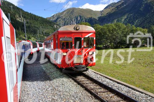 Die Ost-West-Alpentransversale mit dem Glacier Express von Zermatt bis St. Moritz zeigt die Schweizer Alpen im idyllischsten Postkartenformat. Die Reise zwischen dem Engadiner Hochtal, dem Landwassertal und der Walisser Gletscherwelt beeindruckt mit unzähligen landschaftlichen Höhepunkten. Die kühne Streckenführung verläuft über 291 Brücken und durch 91 Tunnels und ist bis heute eine bahntechnische Meisterleistung. 