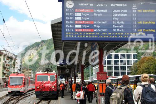 Die Ost-West-Alpentransversale mit dem Glacier Express von Zermatt bis St. Moritz zeigt die Schweizer Alpen im idyllischsten Postkartenformat. Die Reise zwischen dem Engadiner Hochtal, dem Landwassertal und der Wallisser Gletschewelt beeindruckt mit unzähligen landschaftlichen Höhepunkten. Die kühne Streckenführung verläuft über 291 Brücken und durch 91 Tunnels und ist bis heute eine bahntechnische Meisterleistung. 