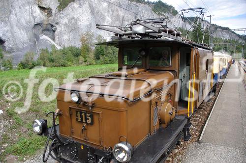 Die Ost-West-Alpentransversale mit dem Glacier Express von Zermatt bis St. Moritz zeigt die Schweizer Alpen im idyllischsten Postkartenformat. Die Reise zwischen dem Engadiner Hochtal, dem Landwassertal und der Wallisser Gletschewelt beeindruckt mit unzähligen landschaftlichen Höhepunkten. Die kühne Streckenführung verläuft über 291 Brücken und durch 91 Tunnels und ist bis heute eine bahntechnische Meisterleistung. 