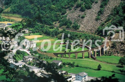 Die Ost-West-Alpentransversale mit dem Glacier Express von Zermatt bis St. Moritz zeigt die Schweizer Alpen im idyllischsten Postkartenformat. Die Reise zwischen dem Engadiner Hochtal, dem Landwassertal und der Wallisser Gletschewelt beeindruckt mit unzähligen landschaftlichen Höhepunkten. Die kühne Streckenführung verläuft über 291 Brücken und durch 91 Tunnels und ist bis heute eine bahntechnische Meisterleistung. 