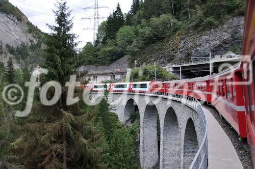 Die Ost-West-Alpentransversale mit dem Glacier Express von Zermatt bis St. Moritz zeigt die Schweizer Alpen im idyllischsten Postkartenformat. Die Reise zwischen dem Engadiner Hochtal, dem Landwassertal und der Wallisser Gletschewelt beeindruckt mit unzähligen landschaftlichen Höhepunkten. Die kühne Streckenführung verläuft über 291 Brücken und durch 91 Tunnels und ist bis heute eine bahntechnische Meisterleistung. 