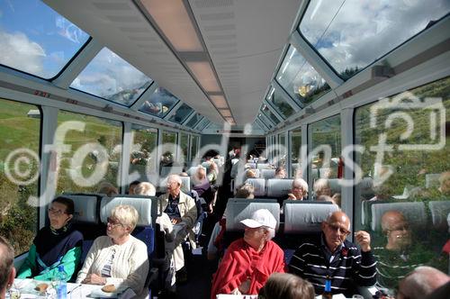 Die Ost-West-Alpentransversale mit dem Glacier Express von Zermatt bis St. Moritz zeigt die Schweizer Alpen im idyllischsten Postkartenformat. Die Reise zwischen dem Engadiner Hochtal, dem Landwassertal und der Wallisser Gletschewelt beeindruckt mit unzähligen landschaftlichen Höhepunkten. Die kühne Streckenführung verläuft über 291 Brücken und durch 91 Tunnels und ist bis heute eine bahntechnische Meisterleistung. 