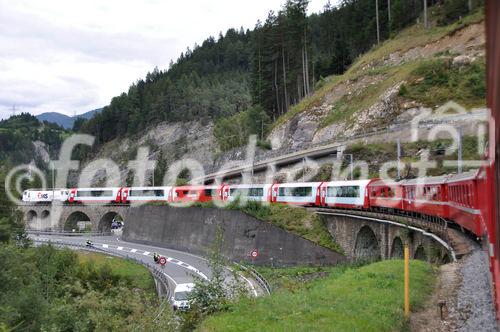 Die Ost-West-Alpentransversale mit dem Glacier Express von Zermatt bis St. Moritz zeigt die Schweizer Alpen im idyllischsten Postkartenformat. Die Reise zwischen dem Engadiner Hochtal, dem Landwassertal und der Wallisser Gletschewelt beeindruckt mit unzähligen landschaftlichen Höhepunkten. Die kühne Streckenführung verläuft über 291 Brücken und durch 91 Tunnels und ist bis heute eine bahntechnische Meisterleistung. 