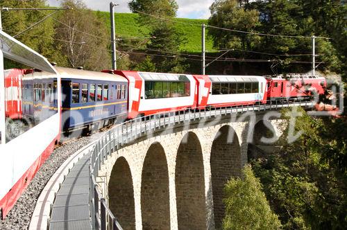 Die Ost-West-Alpentransversale mit dem Glacier Express von Zermatt bis St. Moritz zeigt die Schweizer Alpen im idyllischsten Postkartenformat. Die Reise zwischen dem Engadiner Hochtal, dem Landwassertal und der Walisser Gletscherwelt beeindruckt mit unzähligen landschaftlichen Höhepunkten. Die kühne Streckenführung verläuft über 291 Brücken und durch 91 Tunnels und ist bis heute eine bahntechnische Meisterleistung. 