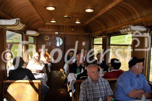 Die Ost-West-Alpentransversale mit dem Glacier Express von Zermatt bis St. Moritz zeigt die Schweizer Alpen im idyllischsten Postkartenformat. Die Reise zwischen dem Engadiner Hochtal, dem Landwassertal und der Wallisser Gletschewelt beeindruckt mit unzähligen landschaftlichen Höhepunkten. Die kühne Streckenführung verläuft über 291 Brücken und durch 91 Tunnels und ist bis heute eine bahntechnische Meisterleistung. 