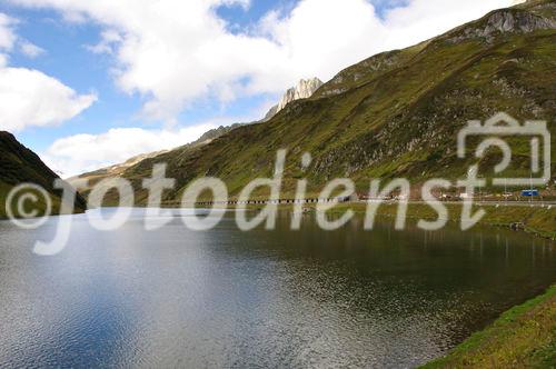 Die Ost-West-Alpentransversale mit dem Glacier Express von Zermatt bis St. Moritz zeigt die Schweizer Alpen im idyllischsten Postkartenformat. Die Reise zwischen dem Engadiner Hochtal, dem Landwassertal und der Wallisser Gletschewelt beeindruckt mit unzähligen landschaftlichen Höhepunkten. Die kühne Streckenführung verläuft über 291 Brücken und durch 91 Tunnels und ist bis heute eine bahntechnische Meisterleistung. 