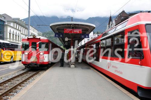 Die Ost-West-Alpentransversale mit dem Glacier Express von Zermatt bis St. Moritz zeigt die Schweizer Alpen im idyllischsten Postkartenformat. Die Reise zwischen dem Engadiner Hochtal, dem Landwassertal und der Wallisser Gletschewelt beeindruckt mit unzähligen landschaftlichen Höhepunkten. Die kühne Streckenführung verläuft über 291 Brücken und durch 91 Tunnels und ist bis heute eine bahntechnische Meisterleistung. 