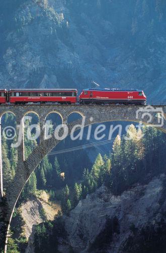 Die Ost-West-Alpentransversale mit dem Glacier Express von Zermatt bis St. Moritz zeigt die Schweizer Alpen im idyllischsten Postkartenformat. Die Reise zwischen dem Engadiner Hochtal, dem Landwassertal und der Wallisser Gletschewelt beeindruckt mit unzähligen landschaftlichen Höhepunkten. Die kühne Streckenführung verläuft über 291 Brücken und durch 91 Tunnels und ist bis heute eine bahntechnische Meisterleistung. 