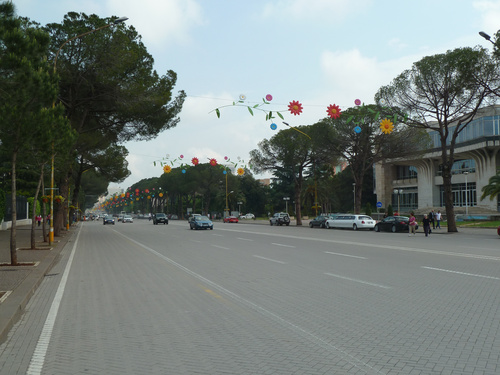 Zwanzig Jahre nach dem politischen Umbruch sucht Albanien Anschluss an Europa. Rechts- und Politikstrukturen sind auf dem Weg, die Wirtschaft boomt dank dem immensen Nachholbedarf beim Bauen und Konsumieren. Albaniens Hauptstadt Tirana ist in nur einer Generation von 100.000 auf über 500.000 Einwohner gewachsen. Im Bild: Prachtboulevard im Zentrum von Tirana.