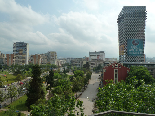 Zwanzig Jahre nach dem politischen Umbruch sucht Albanien Anschluss an Europa. Rechts- und Politikstrukturen sind auf dem Weg, die Wirtschaft boomt dank dem immensen Nachholbedarf beim Bauen und Konsumieren. Albaniens Hauptstadt Tirana ist in nur einer Generation von 100.000 auf über 500.000 Einwohner gewachsen. Bild: Zahlreiche Hochhausbauten 