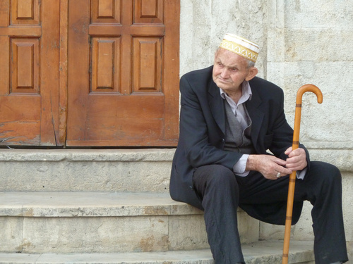 Zwanzig Jahre nach dem politischen Umbruch sucht Albanien Anschluss an Europa. Rechts- und Politikstrukturen sind auf dem Weg, die Wirtschaft boomt dank dem immensen Nachholbedarf beim Bauen und Konsumieren. Albaniens Hauptstadt Tirana ist in nur einer Generation von 100.000 auf über 500.000 Einwohner gewachsen. Im Bild: Gläubiger Moslem vor der Ethem Bey Moschee in Tirana.